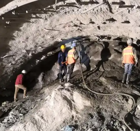 那坡拱顶带模注浆料的施工流程及注意事项